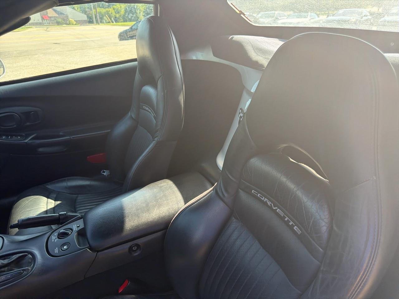 Chevrolet Corvette 2dr Convertible 2001