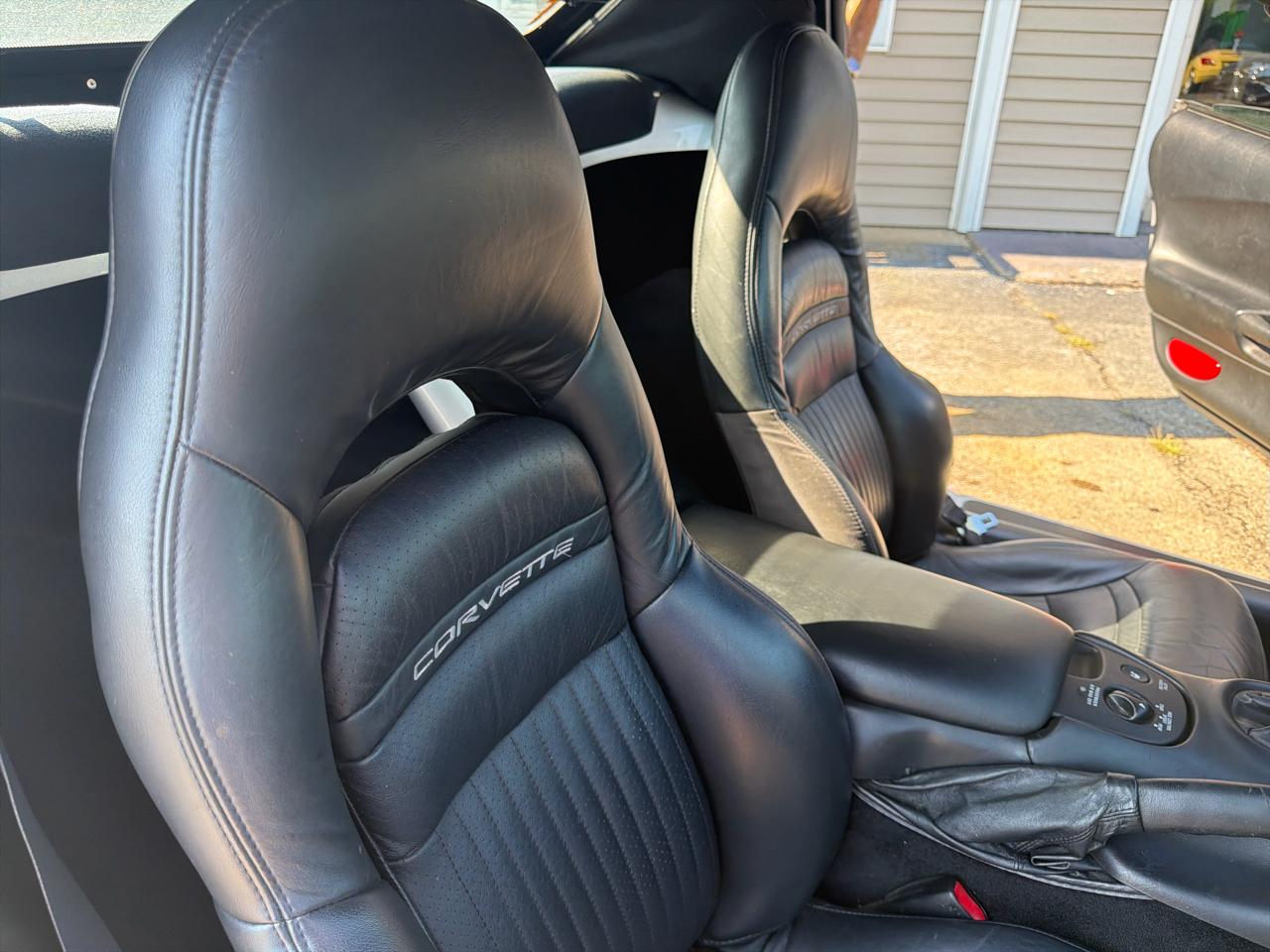 Chevrolet Corvette 2dr Convertible 2001