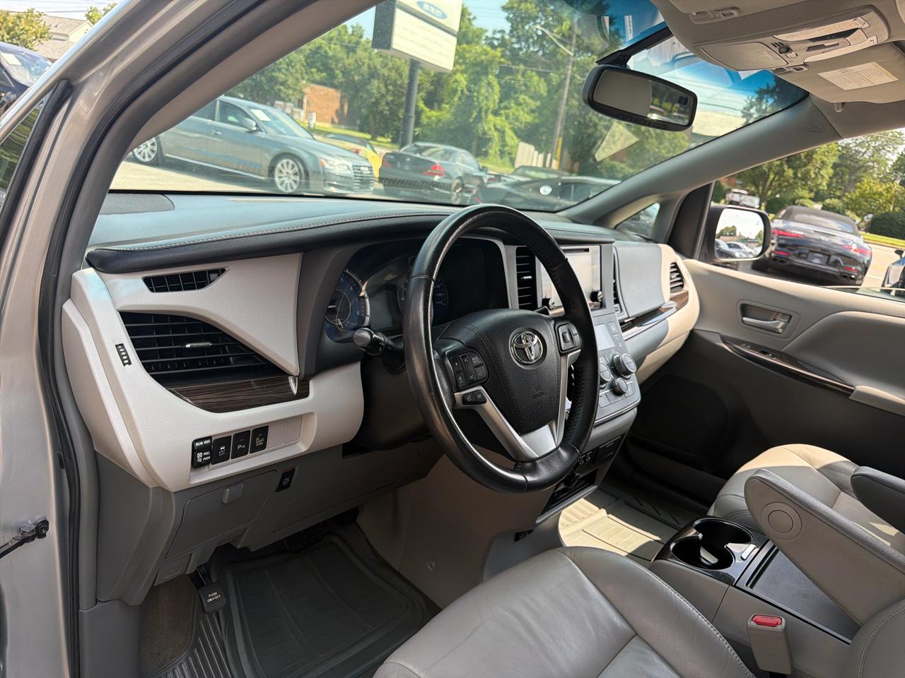 Toyota Sienna Limited Premium AWD 7-Passenger (Natl) 2017