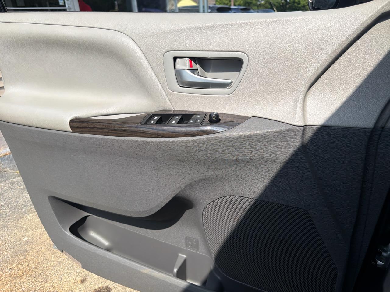 Toyota Sienna Limited Premium AWD 7-Passenger (Natl) 2017