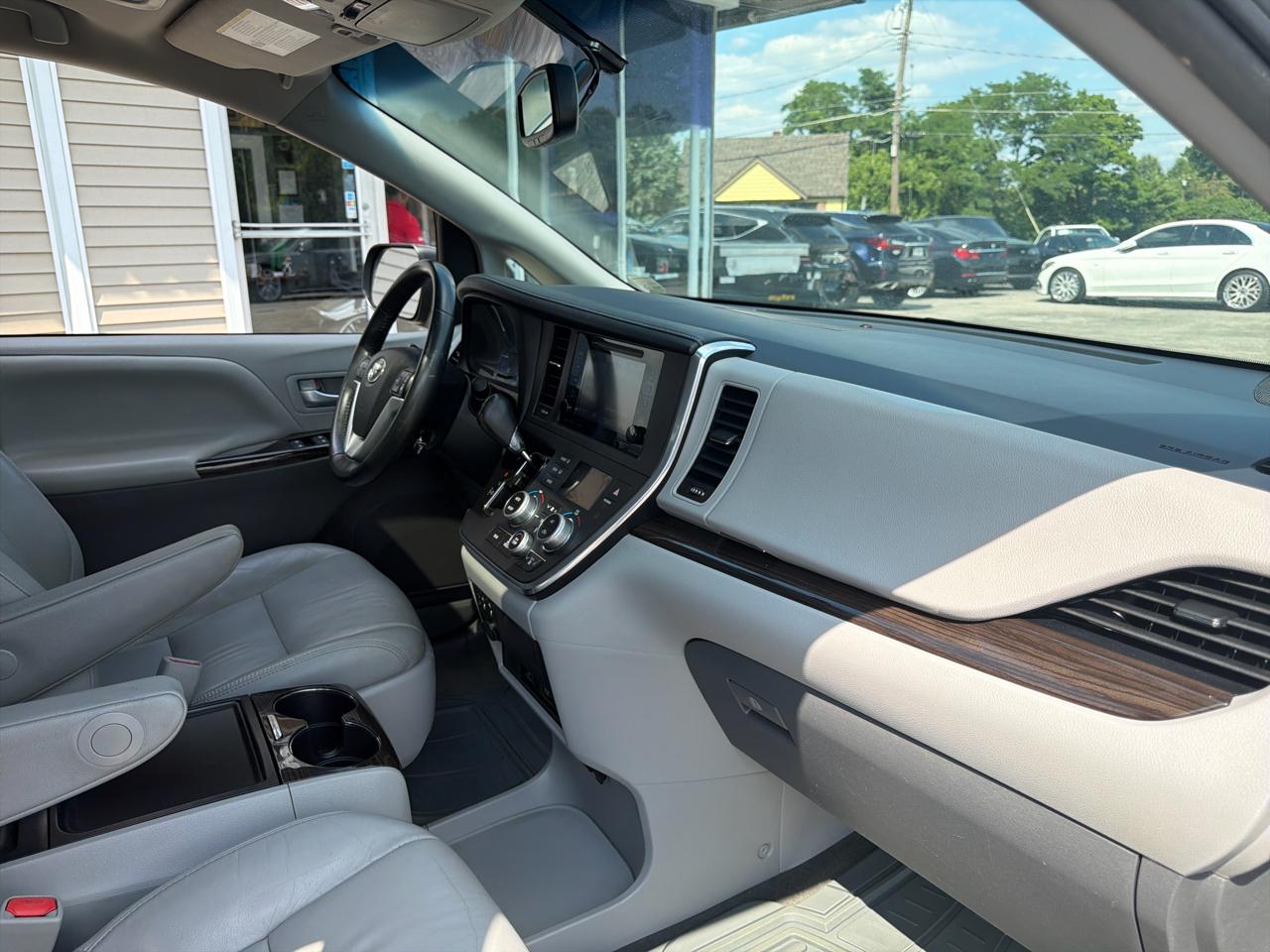 Toyota Sienna Limited Premium AWD 7-Passenger (Natl) 2017