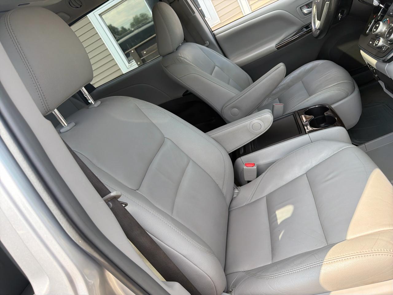 Toyota Sienna Limited Premium AWD 7-Passenger (Natl) 2017
