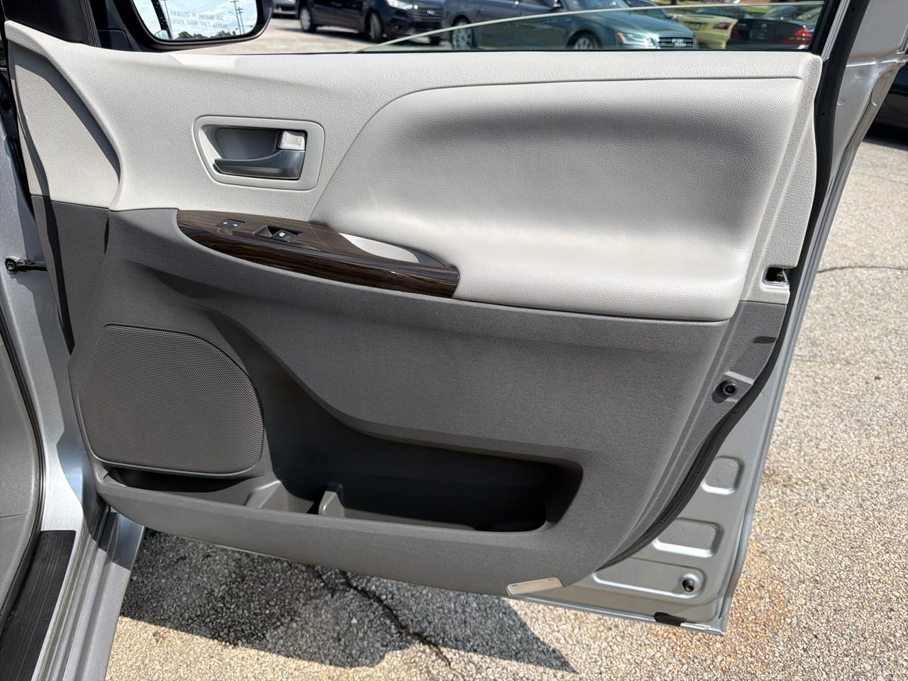 Toyota Sienna Limited Premium AWD 7-Passenger (Natl) 2017