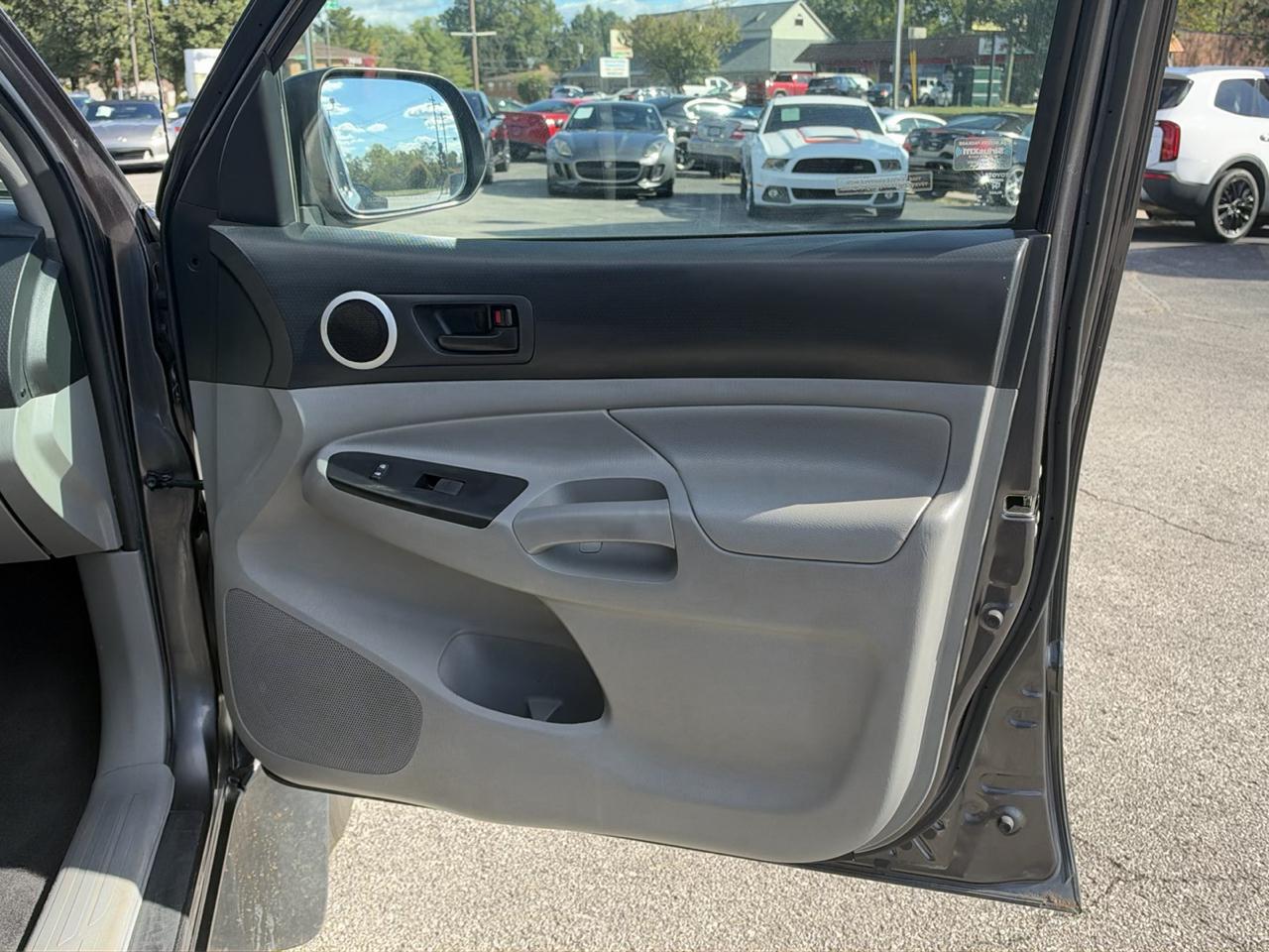 Toyota Tacoma 4WD Double Cab V6 AT (Natl) 2015