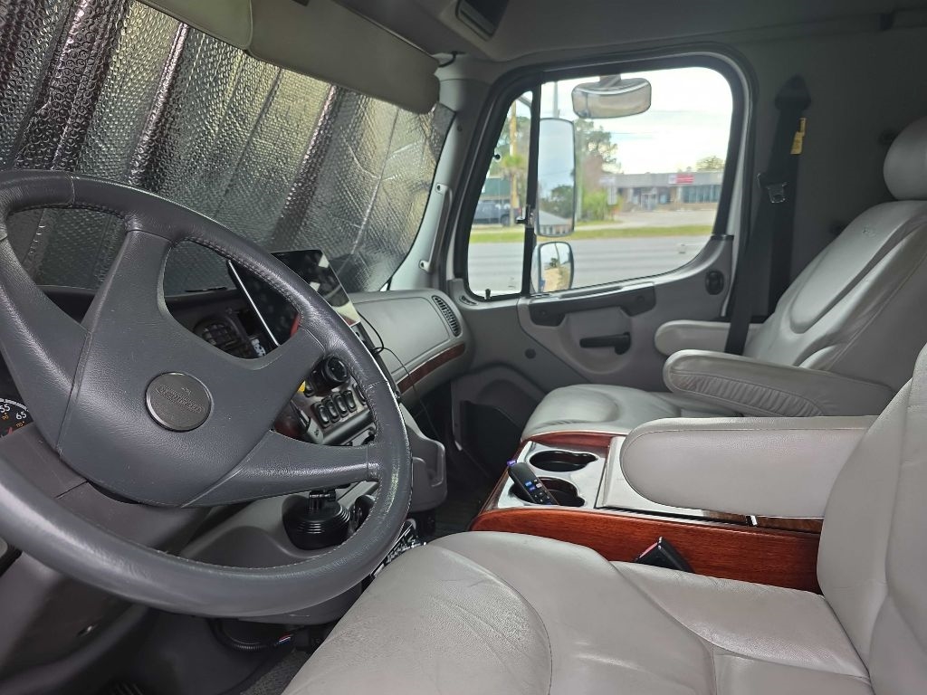 Freightliner M2 106 Medium Duty  2004