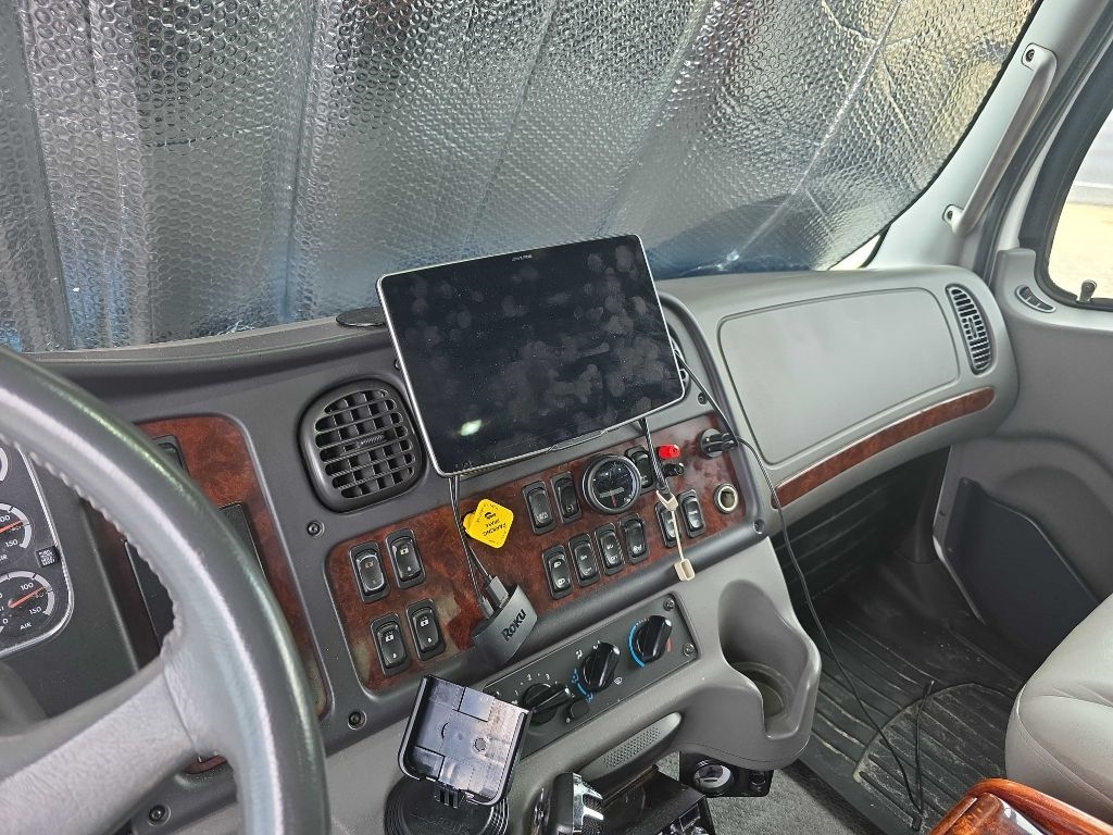 Freightliner M2 106 Medium Duty  2004