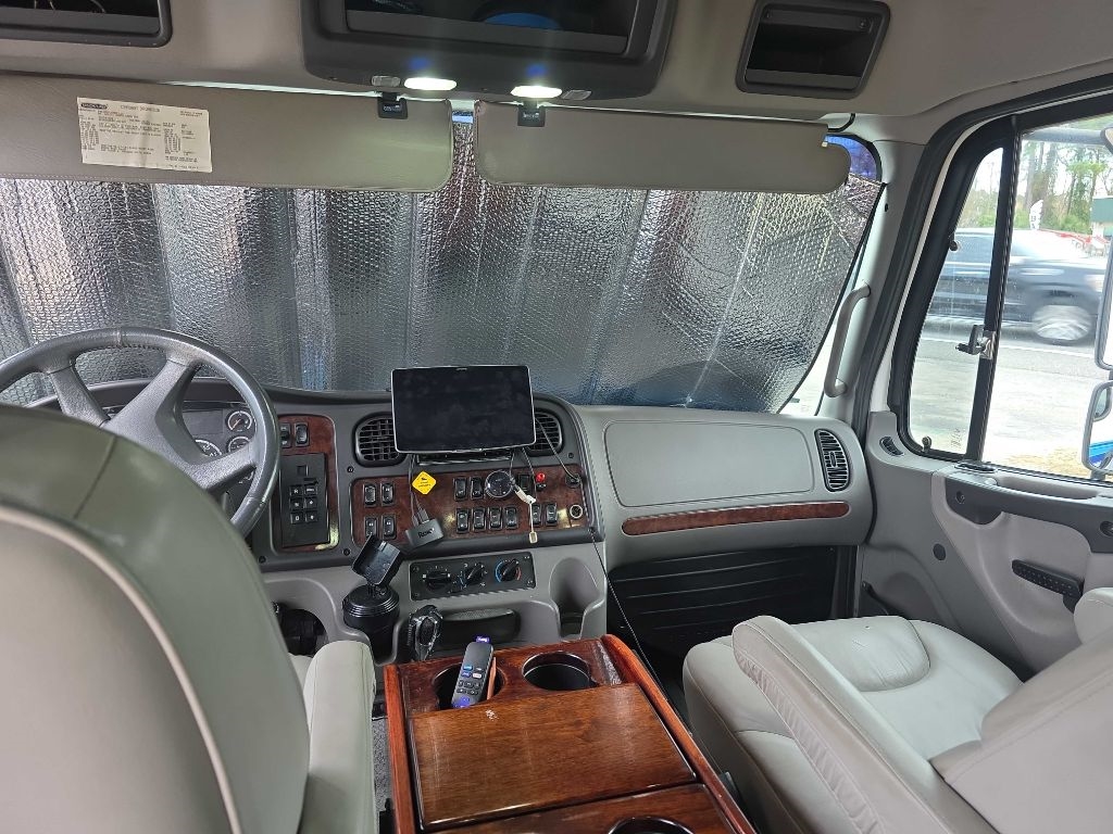 Freightliner M2 106 Medium Duty  2004