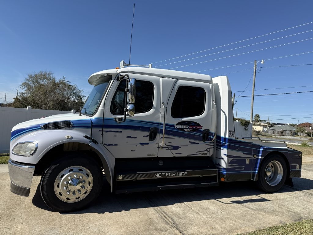 Freightliner M2 106 Medium Duty  2004