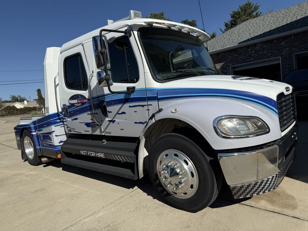 Freightliner M2 106 Medium Duty  2004