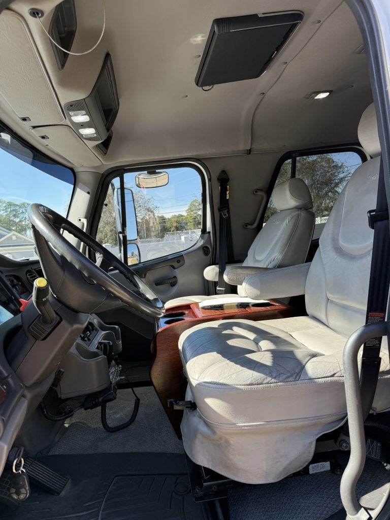 Freightliner M2 106 Medium Duty  2004