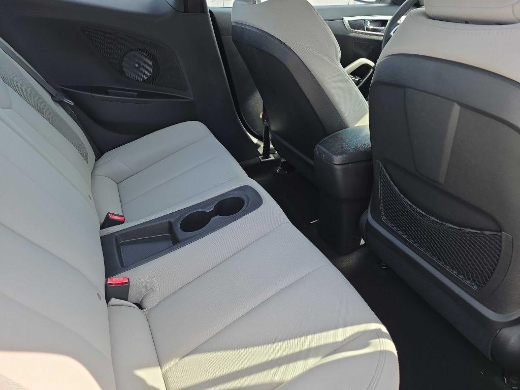 Hyundai Veloster Base 2013