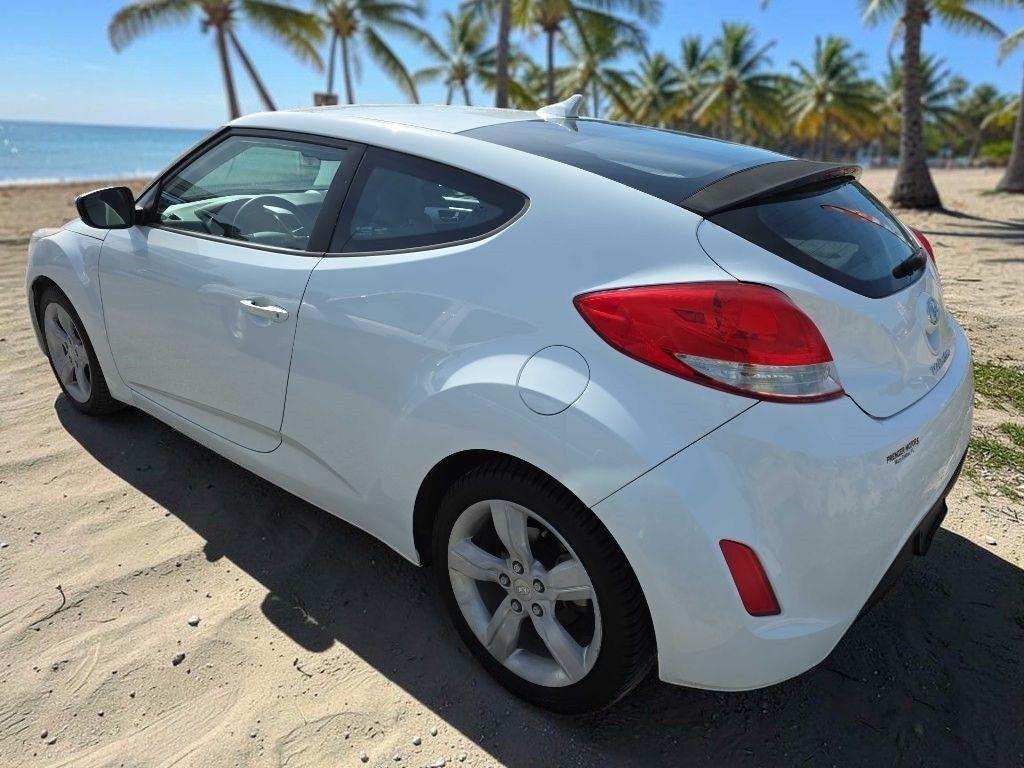 Hyundai Veloster Base 2013