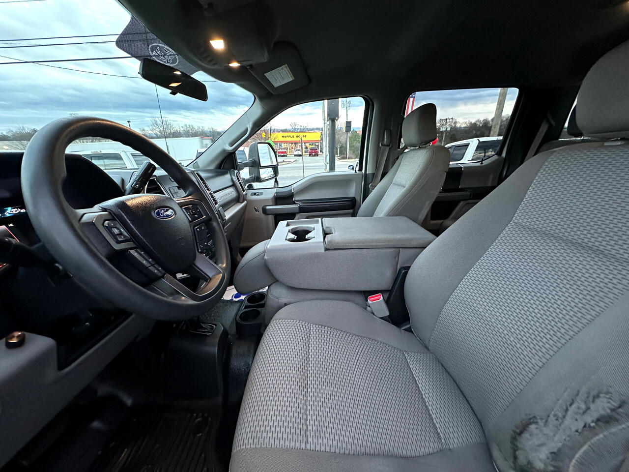 Ford Super Duty F-250 SRW XLT 4WD Crew Cab 8' Box 2017