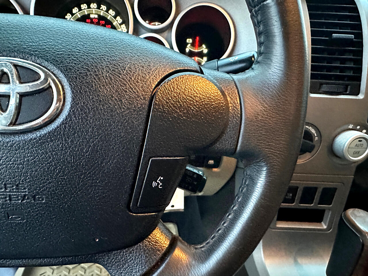 Toyota Tundra 4WD Truck CrewMax 5.7L FFV V8 6-Spd AT LTD (Natl) 2012