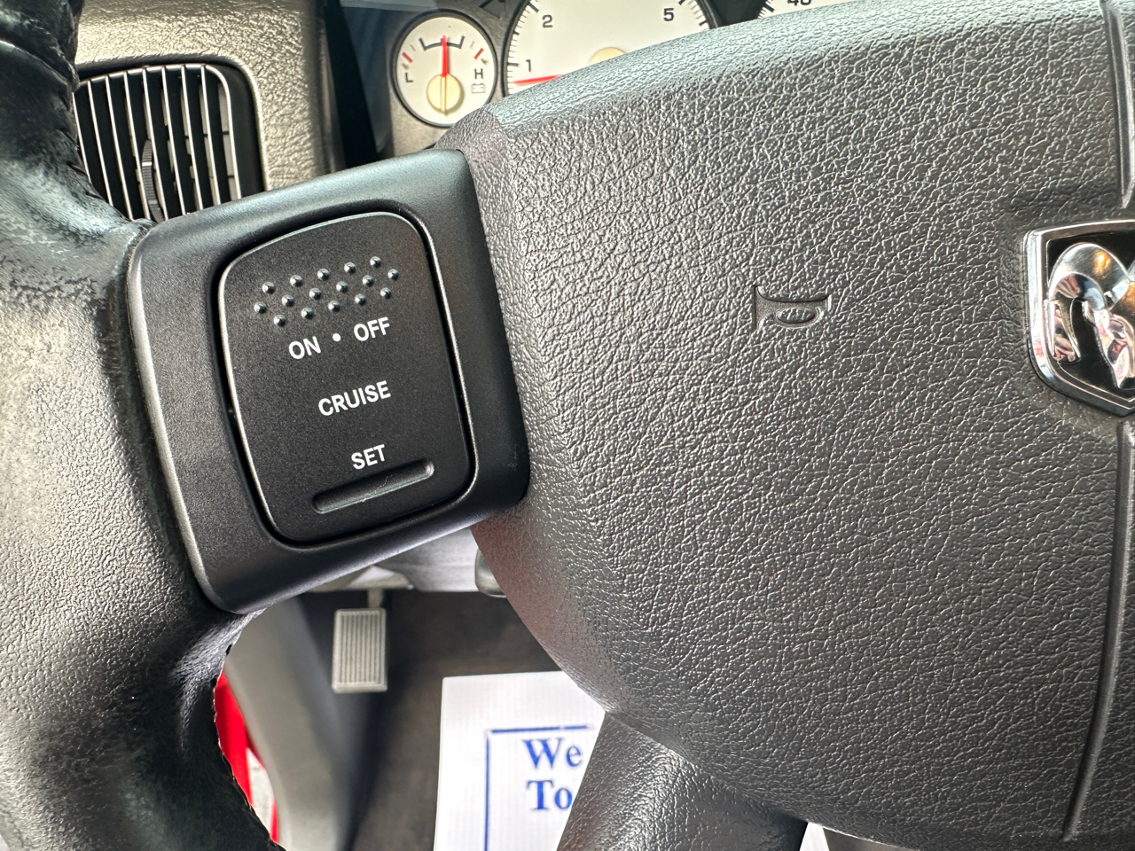 Dodge Ram 1500 4dr Quad Cab 140.5" WB SLT 2004