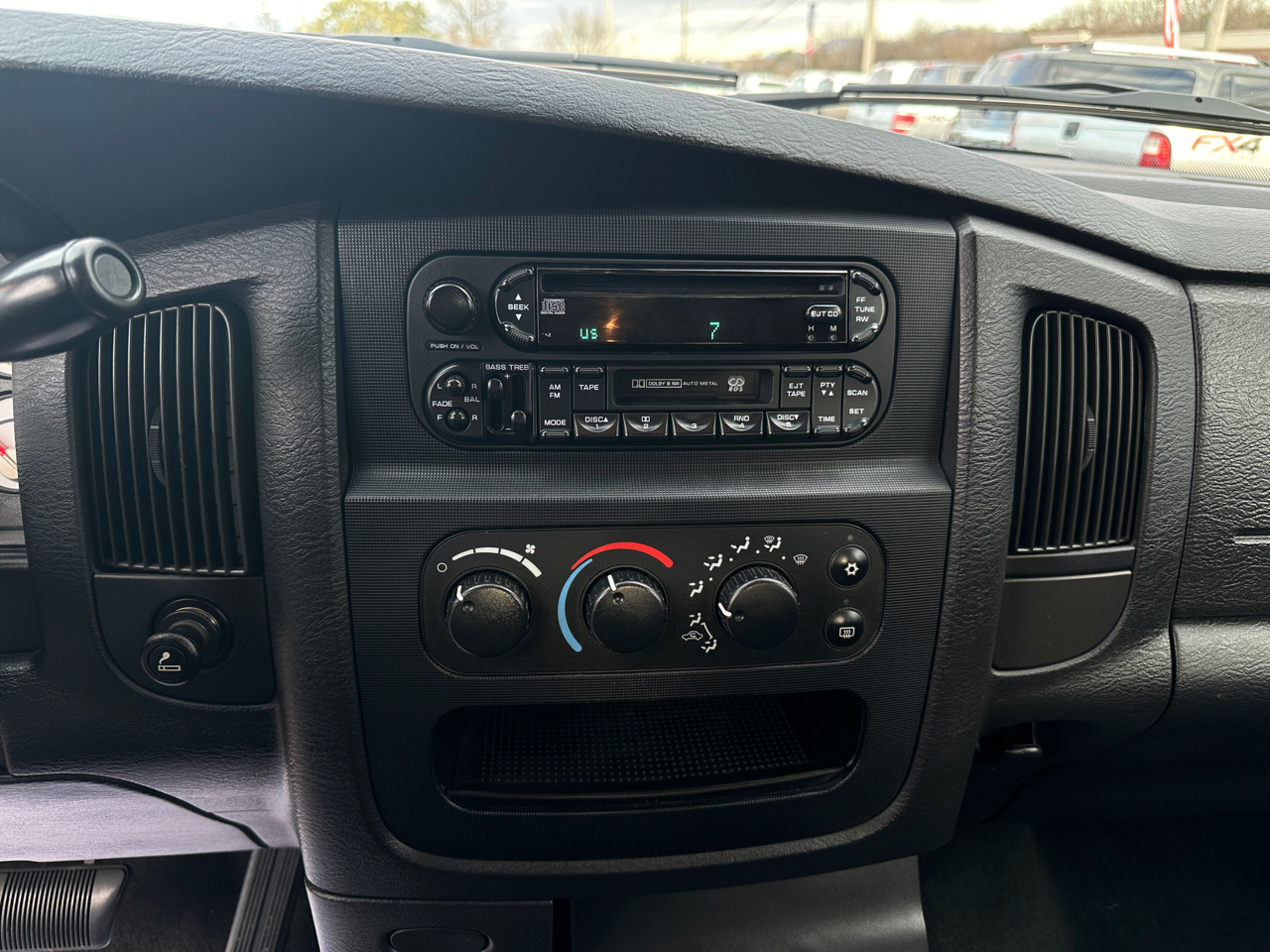 Dodge Ram 1500 4dr Quad Cab 140.5" WB SLT 2004