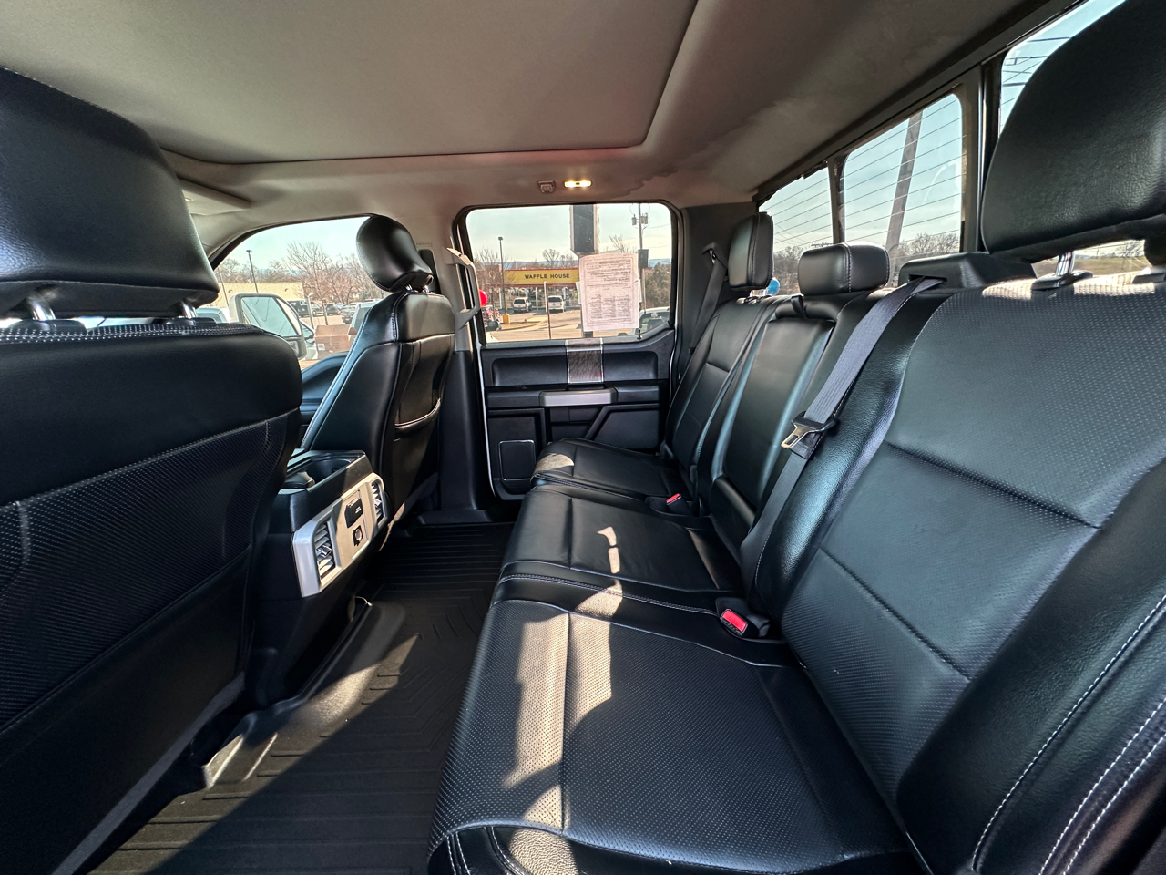 Ford Super Duty F-350 SRW Lariat 4WD Crew Cab 8' Box 2017