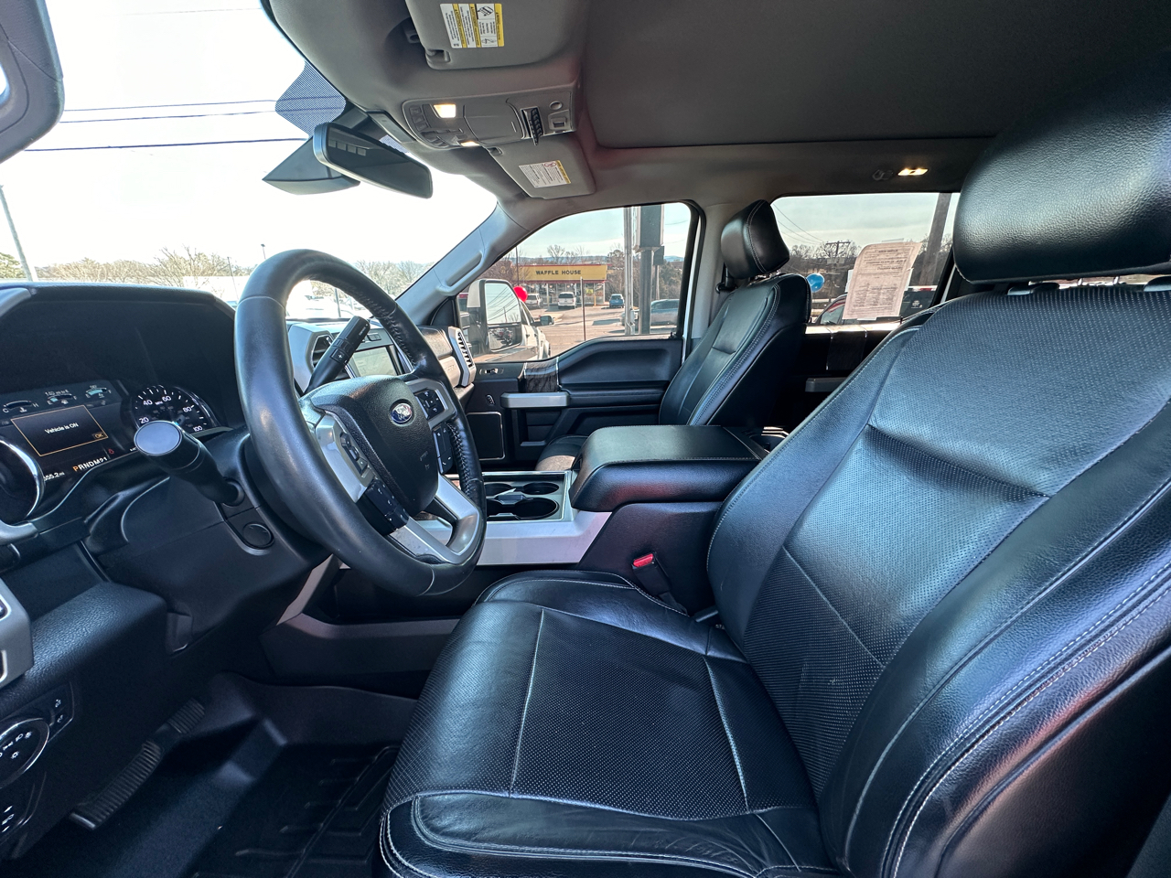 Ford Super Duty F-350 SRW Lariat 4WD Crew Cab 8' Box 2017