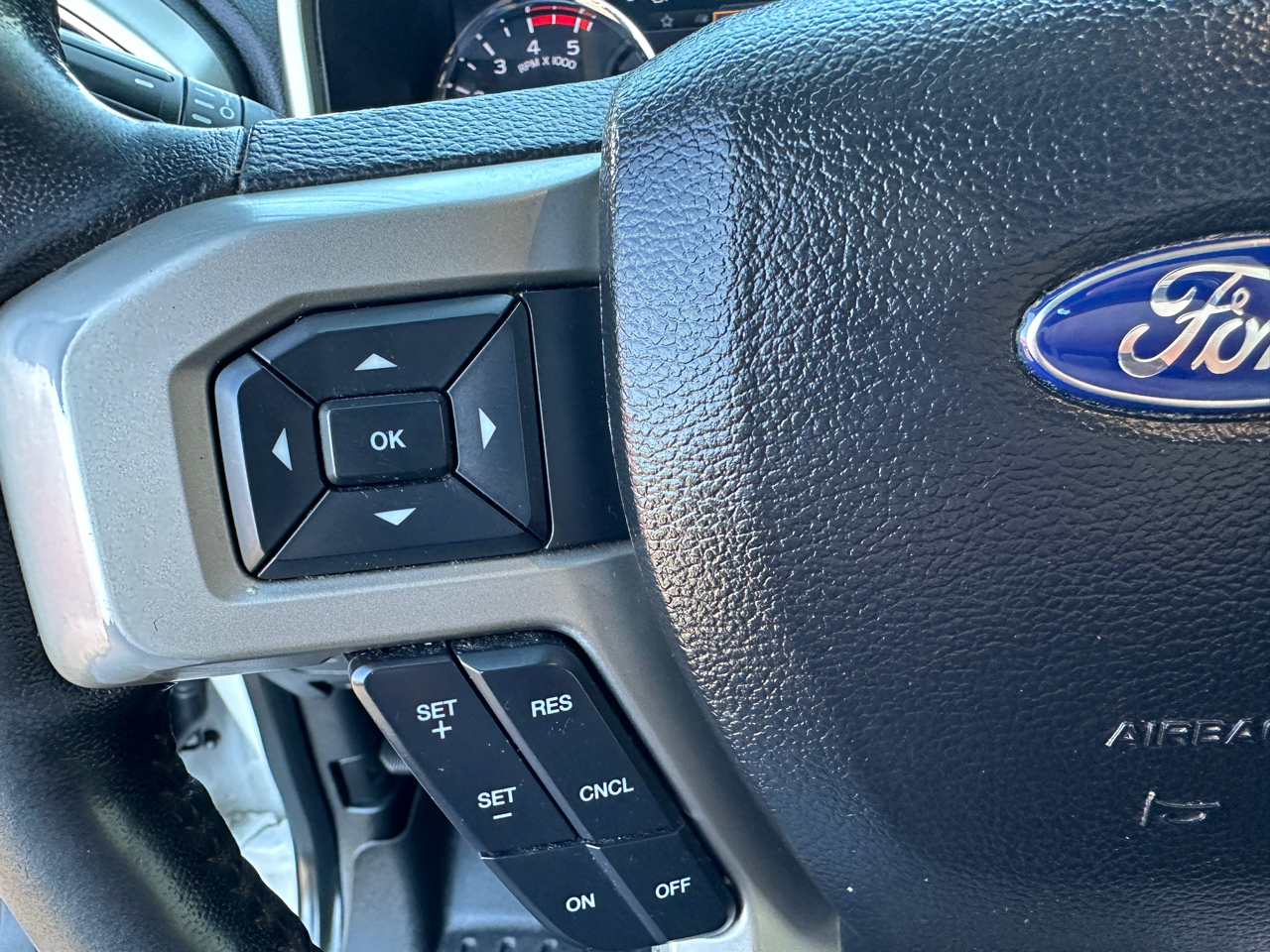 Ford Super Duty F-350 SRW Lariat 4WD Crew Cab 8' Box 2017