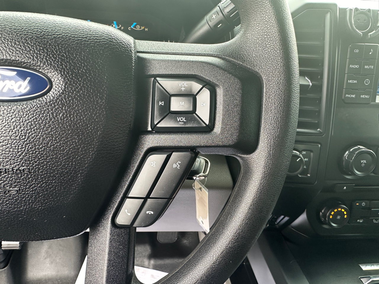 Ford F-150 4WD SuperCrew 145" XL 2015