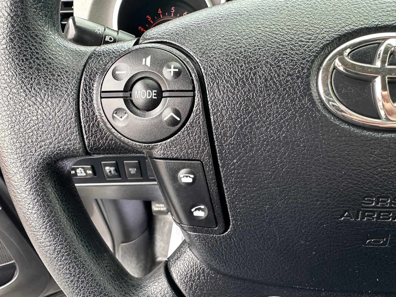 Toyota Tundra 4WD Truck Double Cab 5.7L FFV V8 6-Spd AT (Natl) 2013