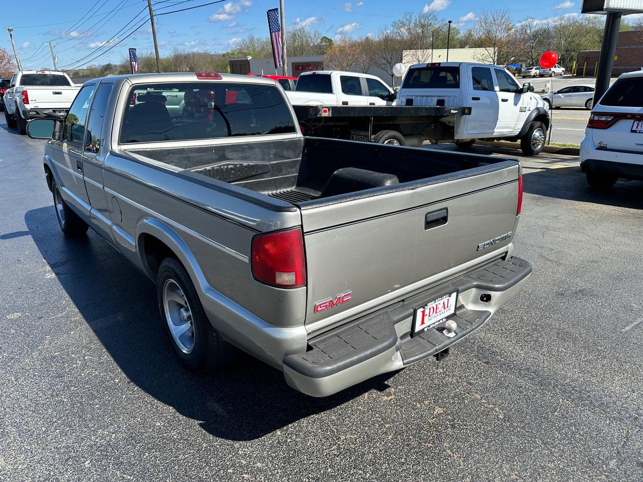 GMC Sonoma Ext Cab 123" WB SLS w/1SG Pkg 2001