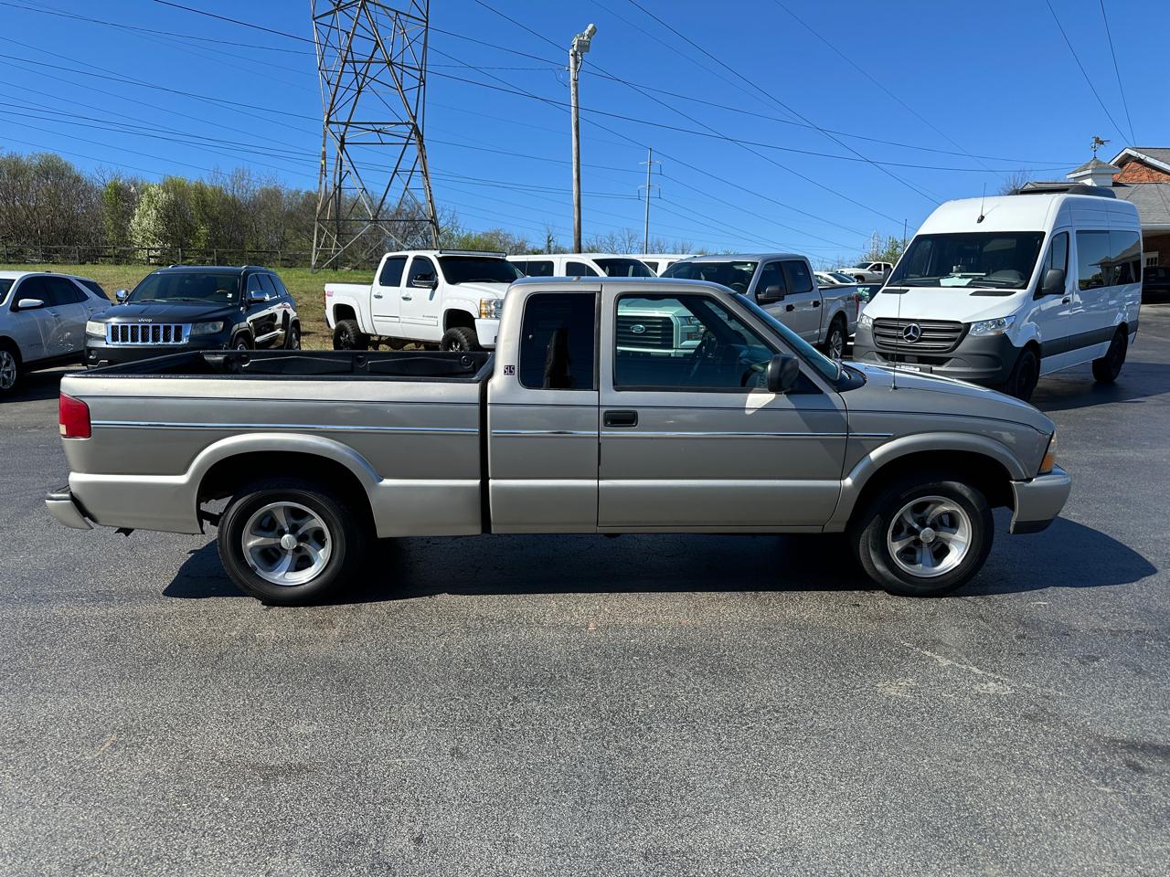 GMC Sonoma Ext Cab 123" WB SLS w/1SG Pkg 2001