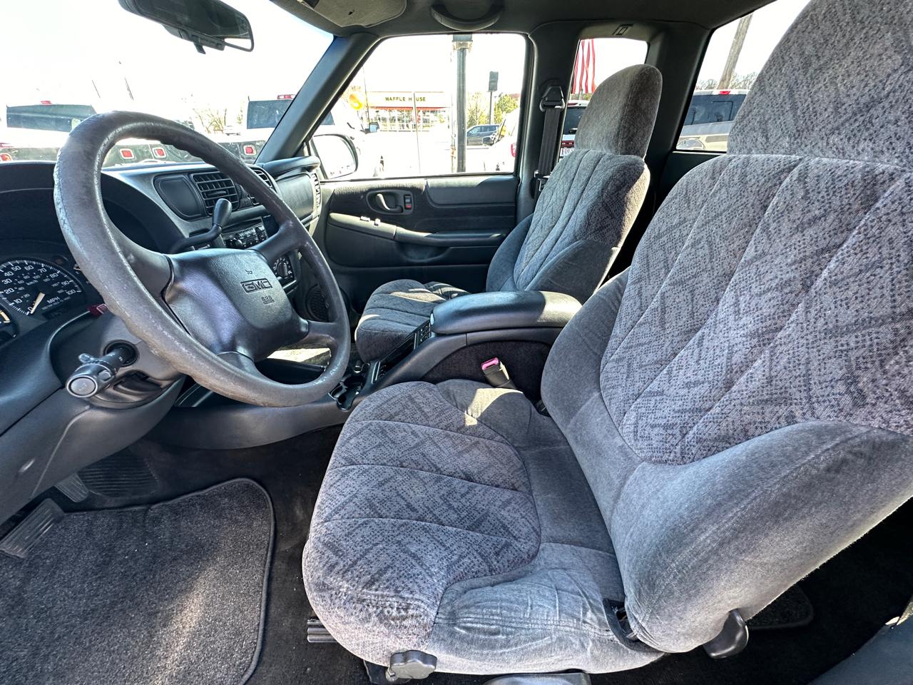 GMC Sonoma Ext Cab 123" WB SLS w/1SG Pkg 2001