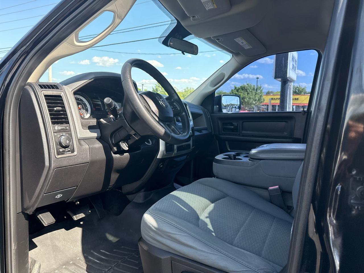 RAM 1500 4WD Crew Cab 140.5" Express 2014