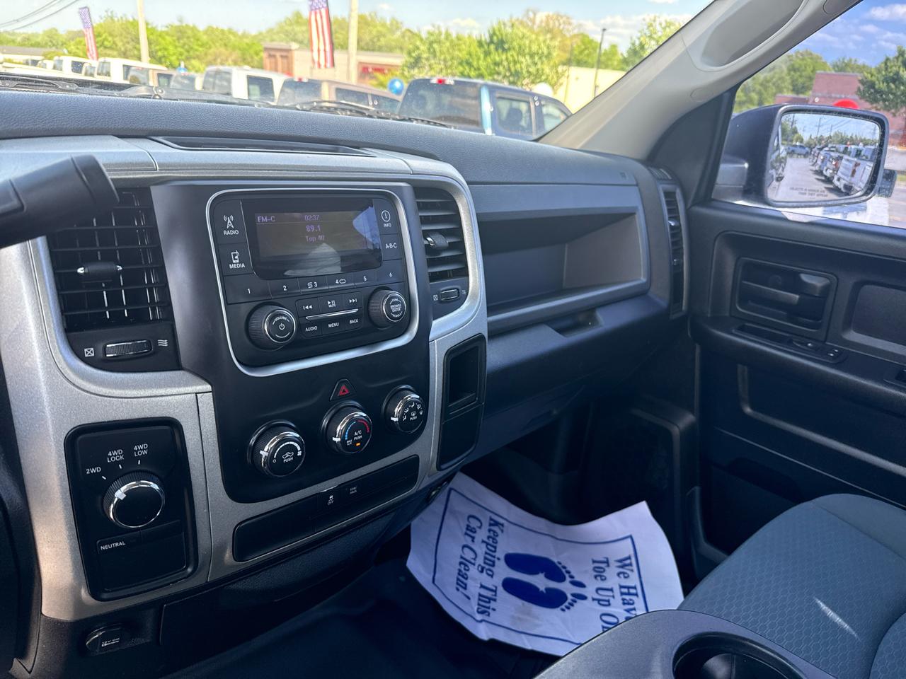 RAM 1500 4WD Crew Cab 140.5" Express 2014