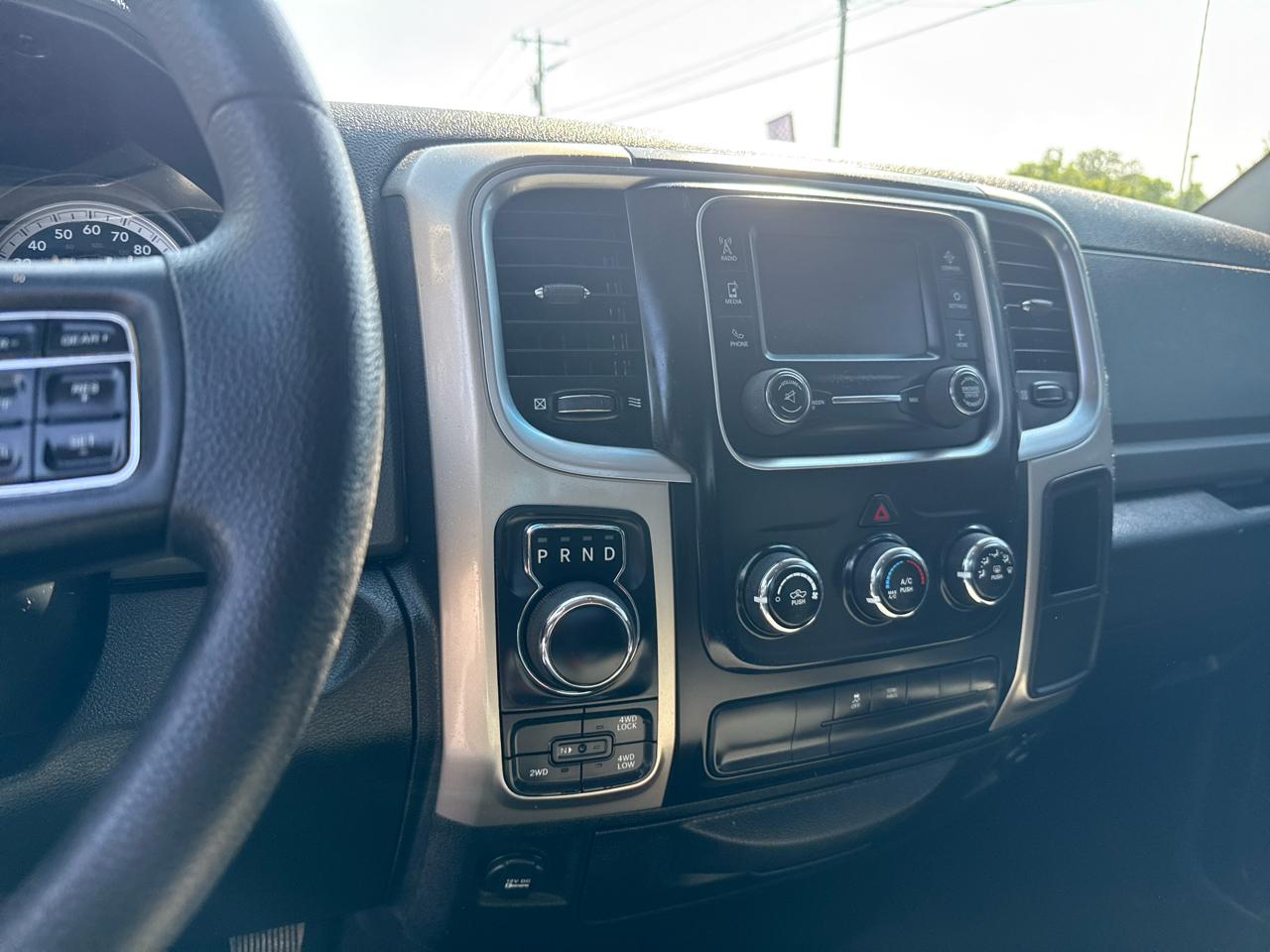 RAM 1500 4WD Quad Cab 140.5" SLT 2015