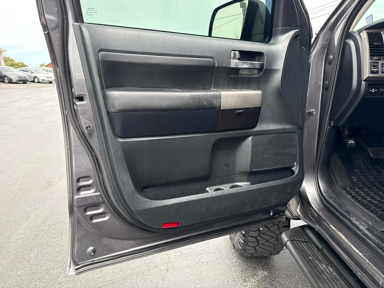 Toyota Tundra 4WD Truck Double Cab 5.7L FFV V8 6-Spd AT (Natl) 2012