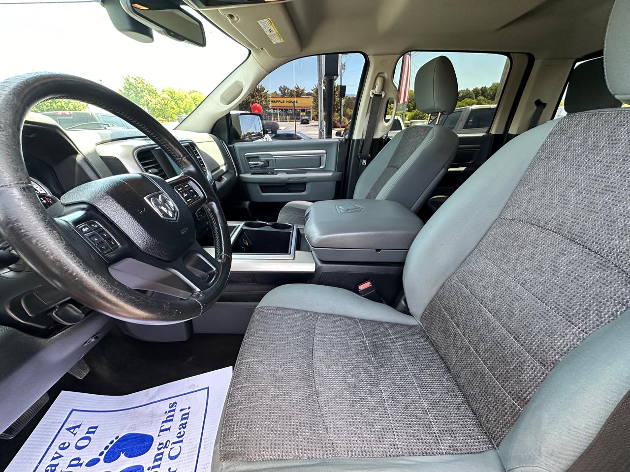 RAM 1500 4WD Crew Cab 140.5" Big Horn 2015