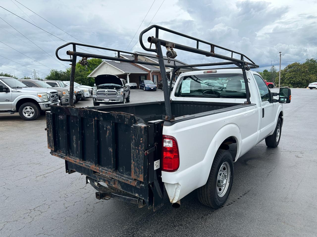 Ford Super Duty F-250 SRW 2WD Reg Cab 137" XL 2012