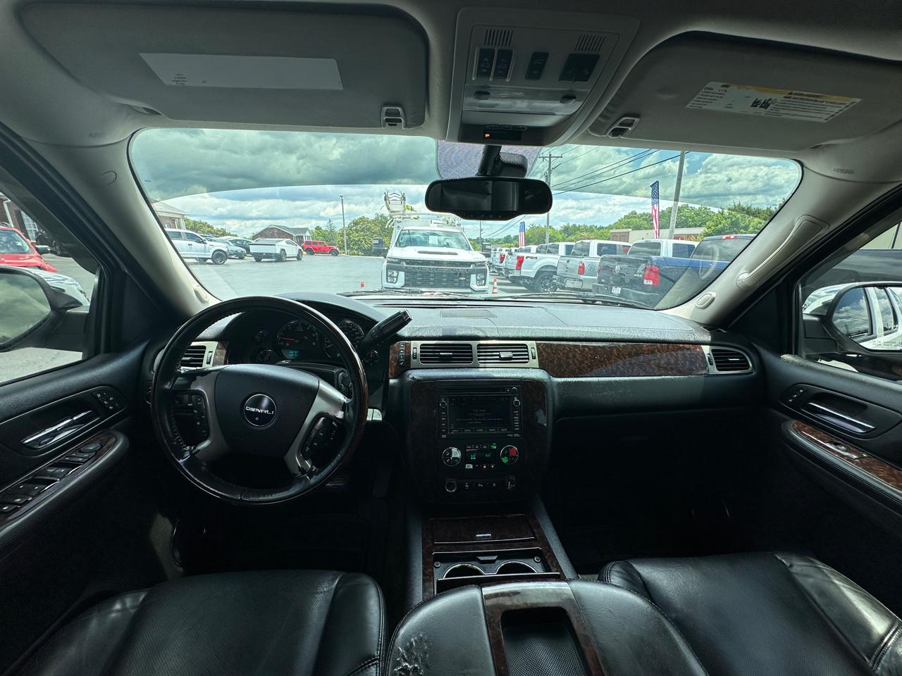 GMC Yukon Denali AWD 4dr 2009
