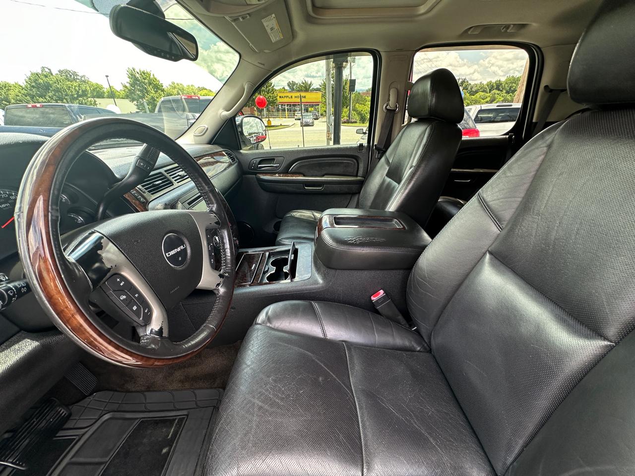 GMC Yukon Denali AWD 4dr 2009