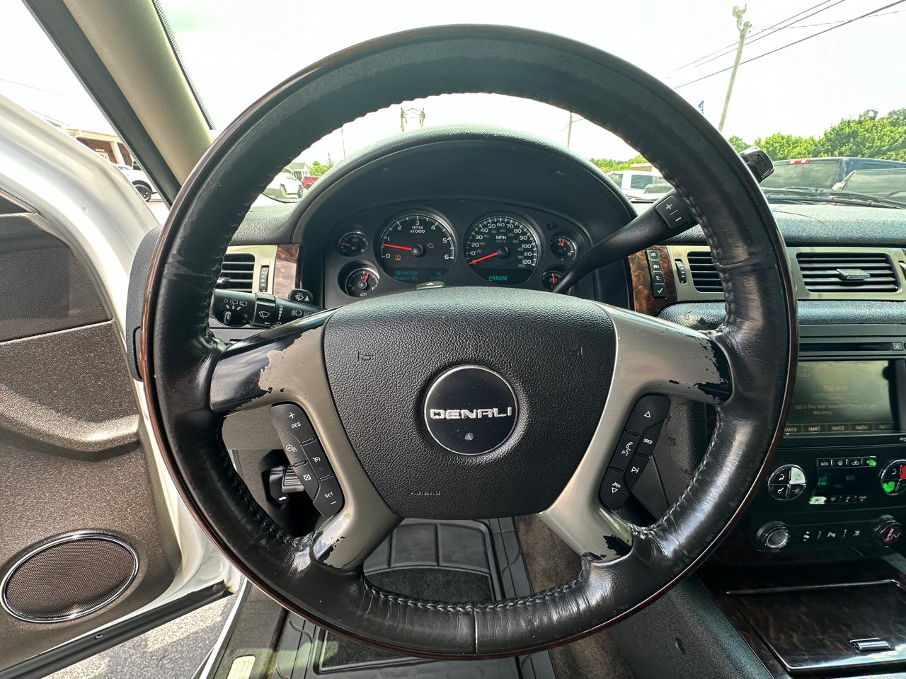 GMC Yukon Denali AWD 4dr 2009