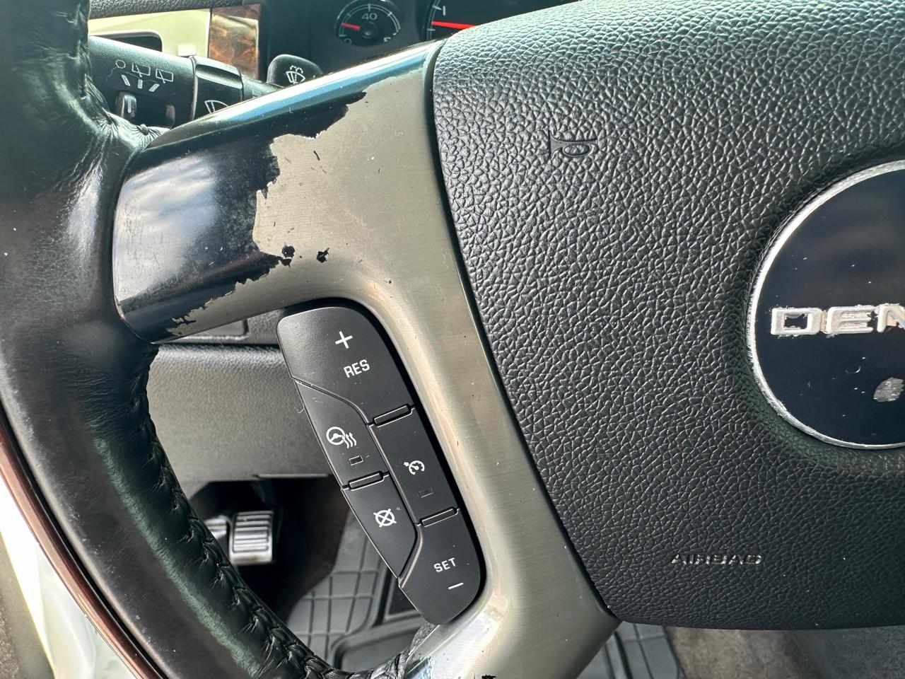 GMC Yukon Denali AWD 4dr 2009