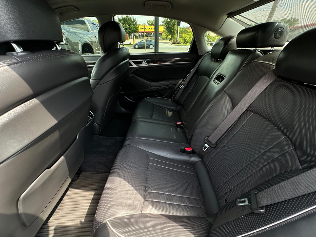 Hyundai Genesis 4dr Sdn V6 3.8L RWD 2015