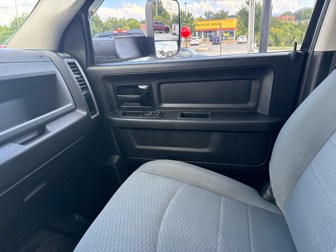 RAM 2500 Tradesman 4x4 Crew Cab 8' Box 2018