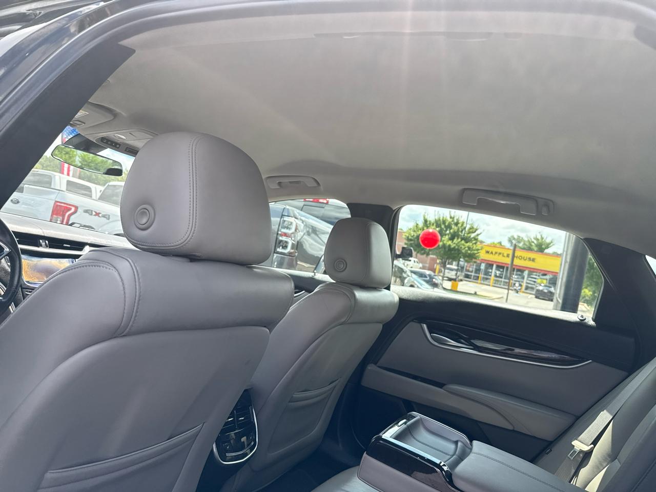 Cadillac XTS 4dr Sdn Luxury FWD 2017