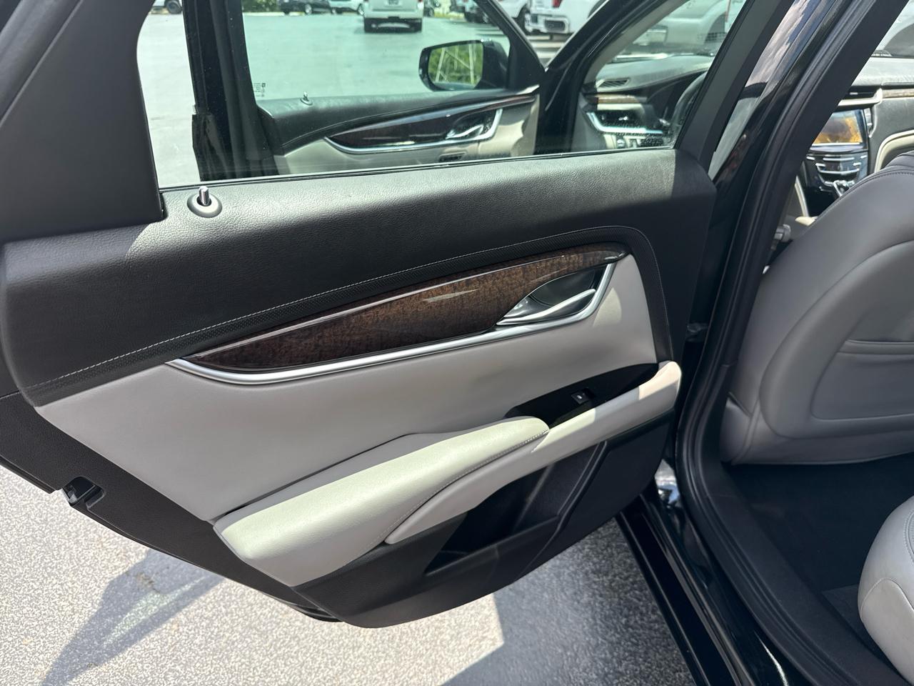 Cadillac XTS 4dr Sdn Luxury FWD 2017