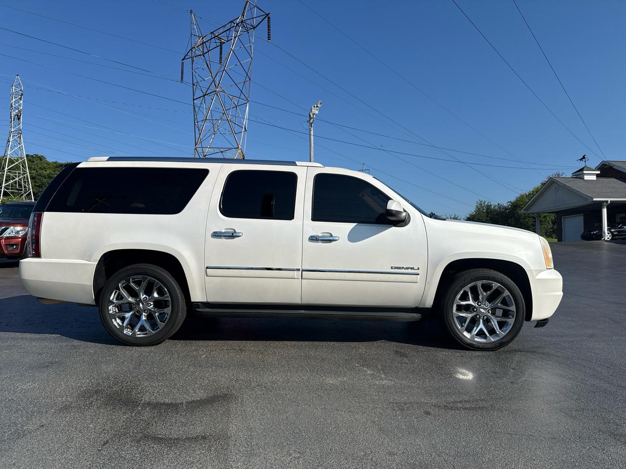 GMC Yukon XL AWD 4dr 1500 Denali 2011
