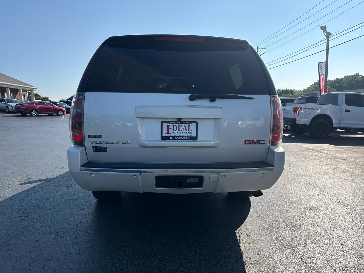 GMC Yukon XL AWD 4dr 1500 Denali 2011