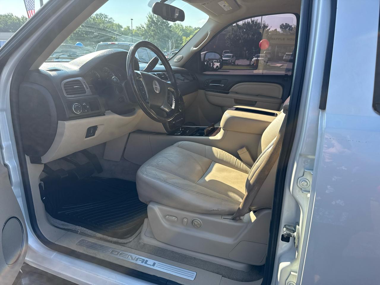 GMC Yukon XL AWD 4dr 1500 Denali 2011
