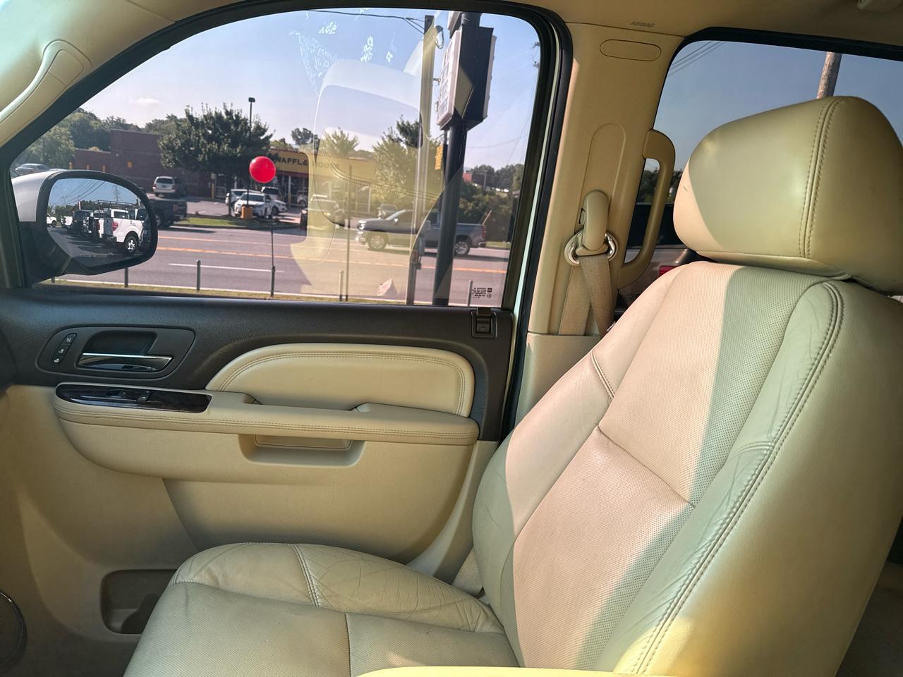 GMC Yukon XL AWD 4dr 1500 Denali 2011