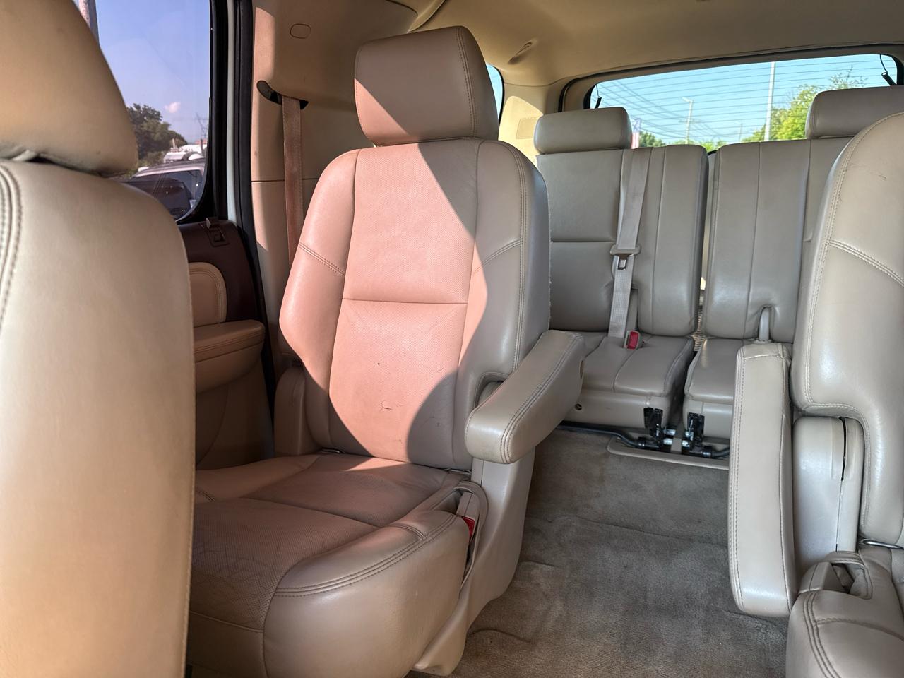 GMC Yukon XL AWD 4dr 1500 Denali 2011