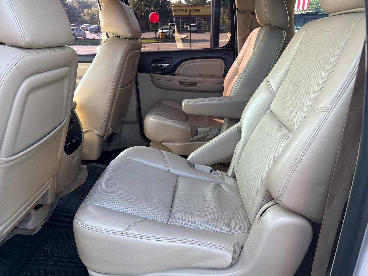 GMC Yukon XL AWD 4dr 1500 Denali 2011