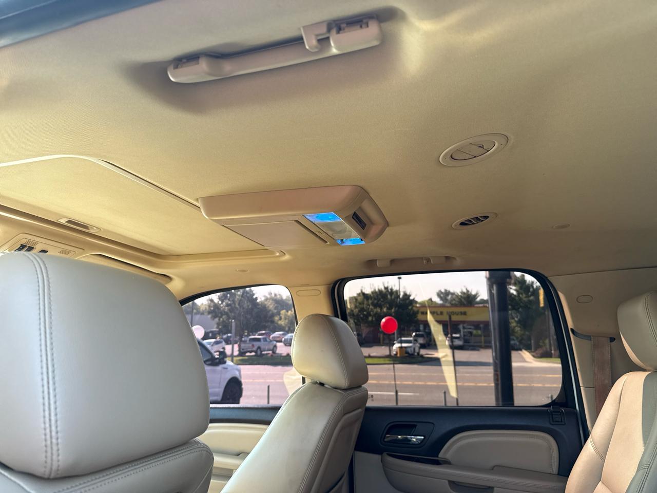 GMC Yukon XL AWD 4dr 1500 Denali 2011