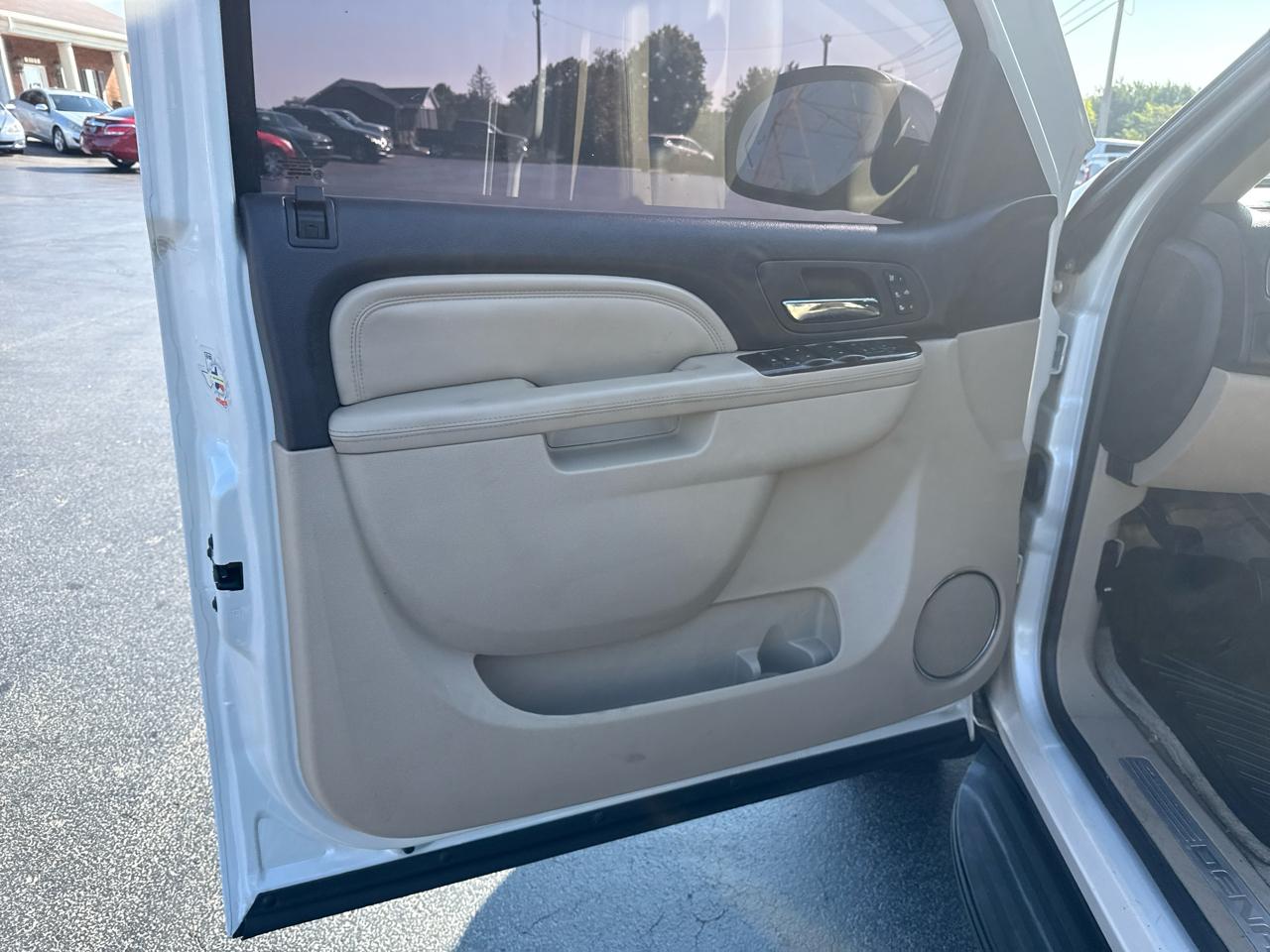 GMC Yukon XL AWD 4dr 1500 Denali 2011